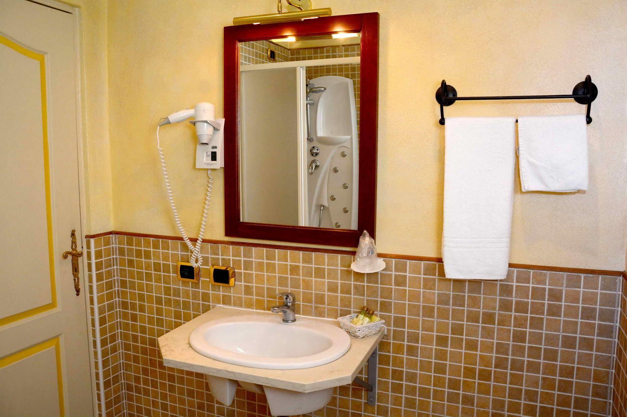 Albergo Dimora Storica Antica Hostelleria Crema Exteriör bild